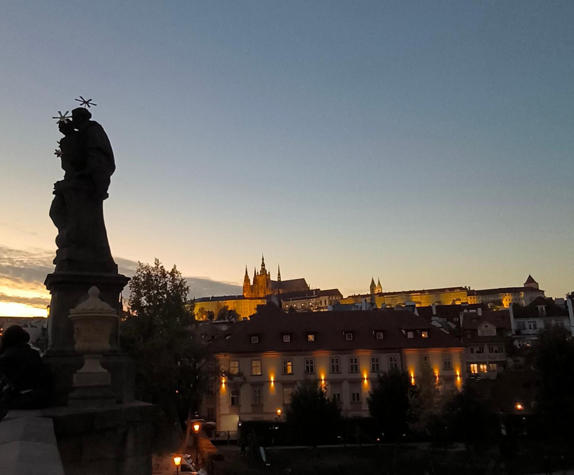 Ferienwohnung Valentinka Minutes Away From Charles Bridge Prag Exterior foto